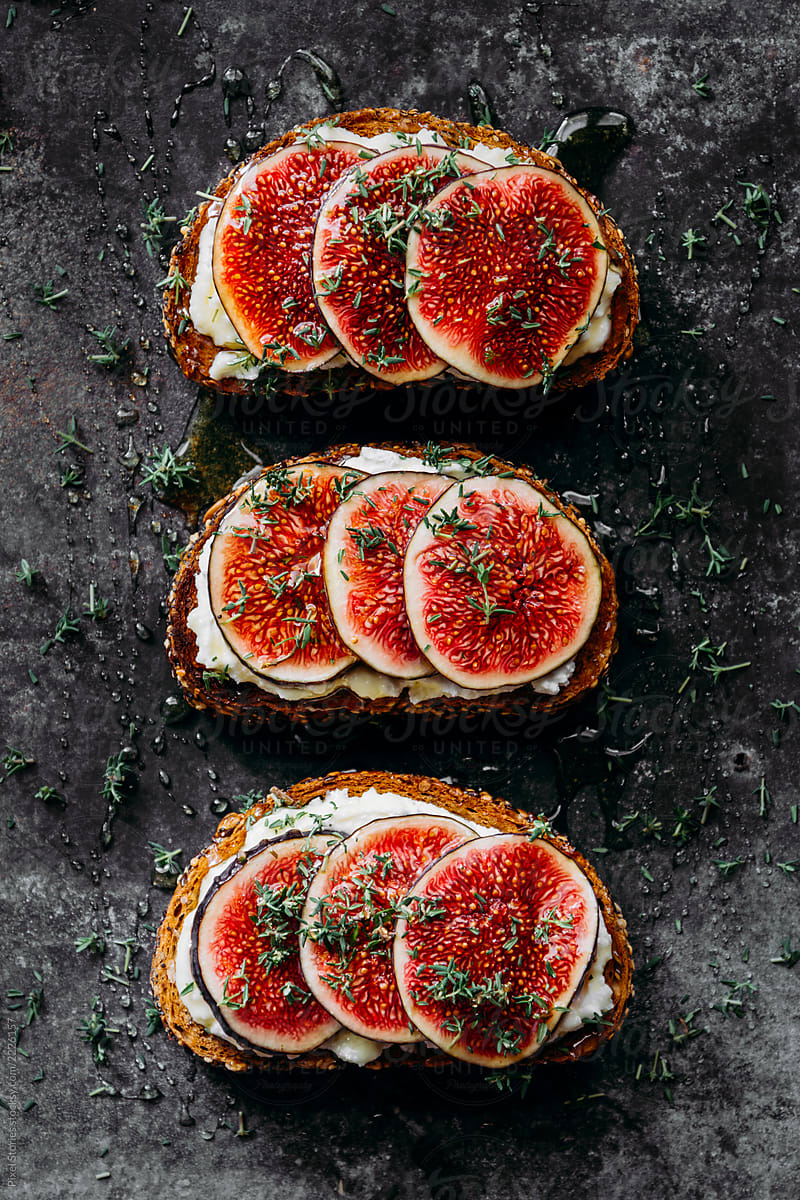 Figs and ricotta toasts