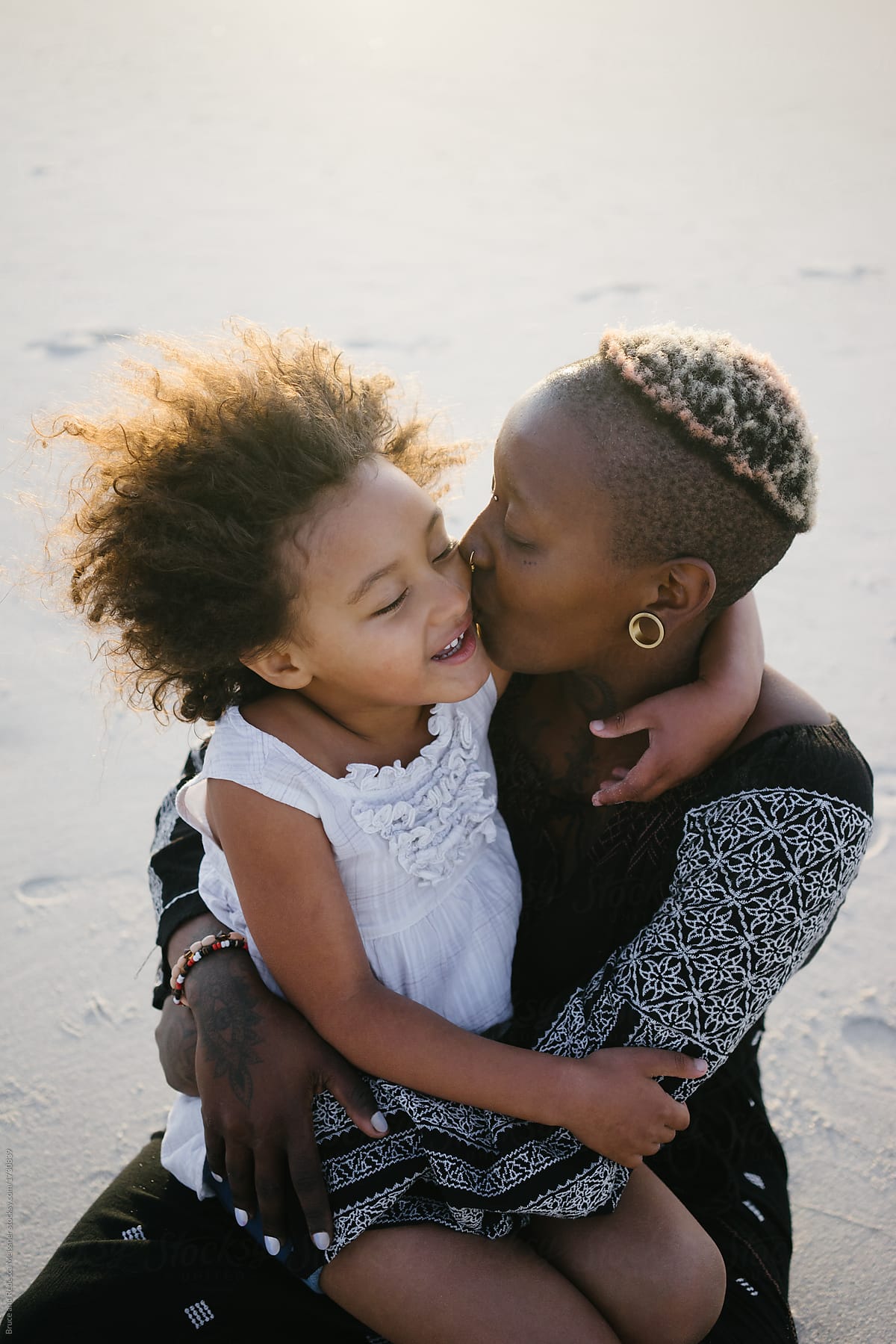 Mom And Daughter At The Beach Del Colaborador De Stocksy Bruce And Rebecca Meissner Stocksy 3936