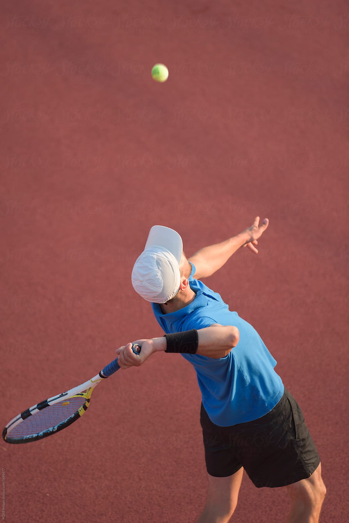 Male tennis player preparing to hit the ball