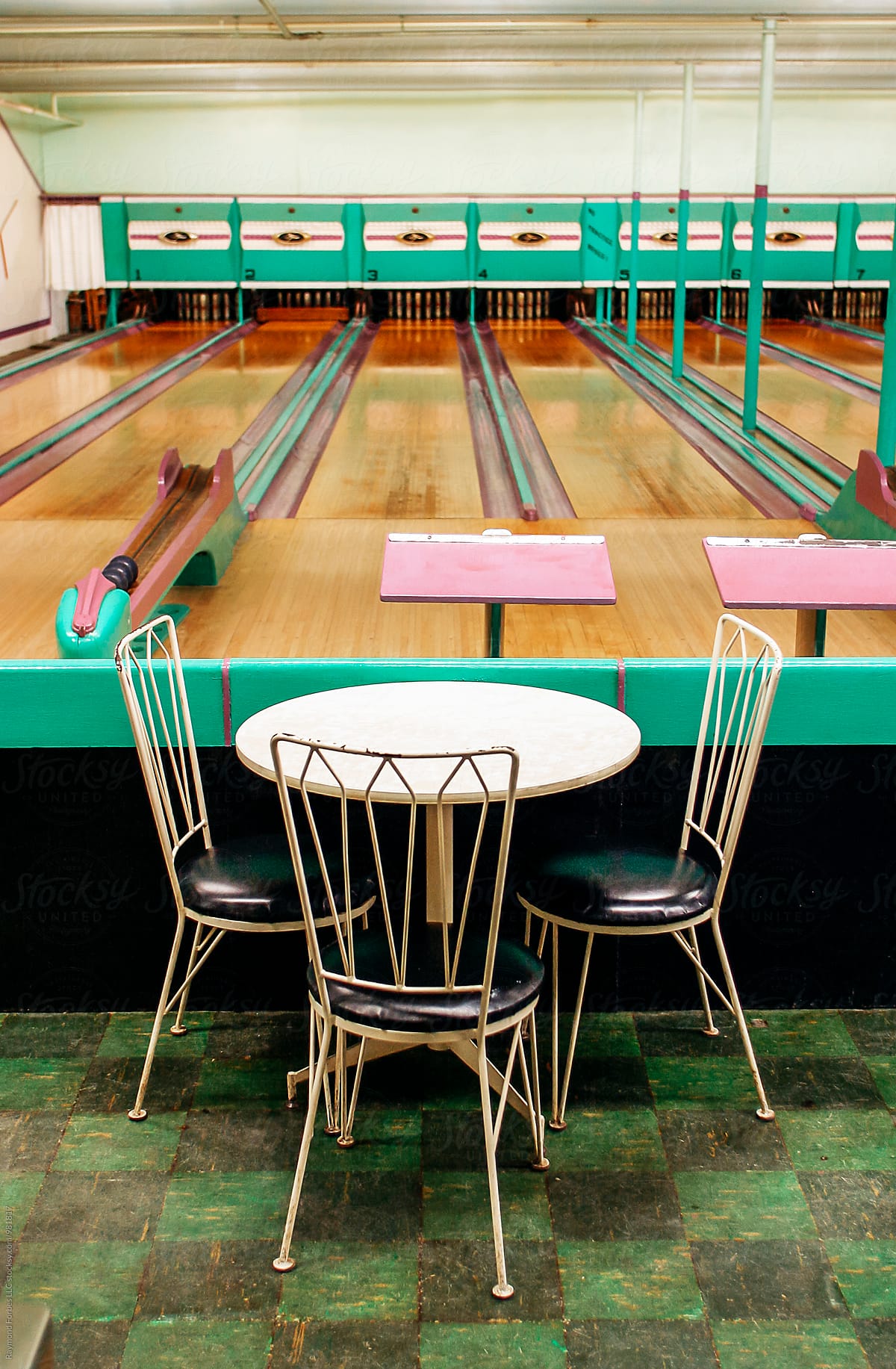 Vintage Candlepin Bowling Alley Del Colaborador De Stocksy Raymond