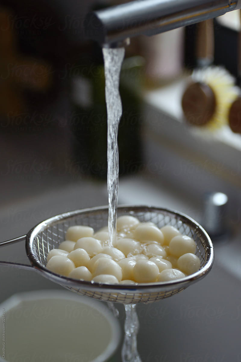 The process of making glutinous rice balls at home