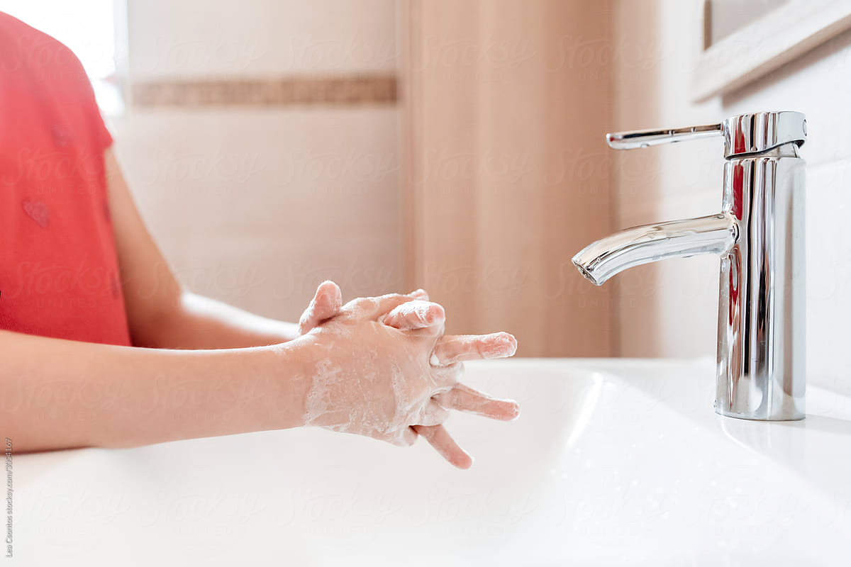 Child washing her hands thoroughly using the recommended washing techniques - part I