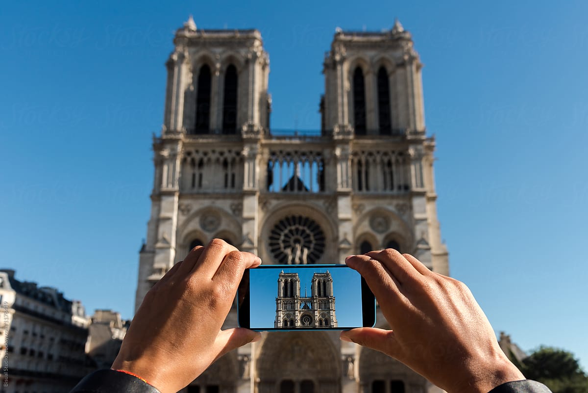 Photographing Notre Dame with a phone camera, Paris