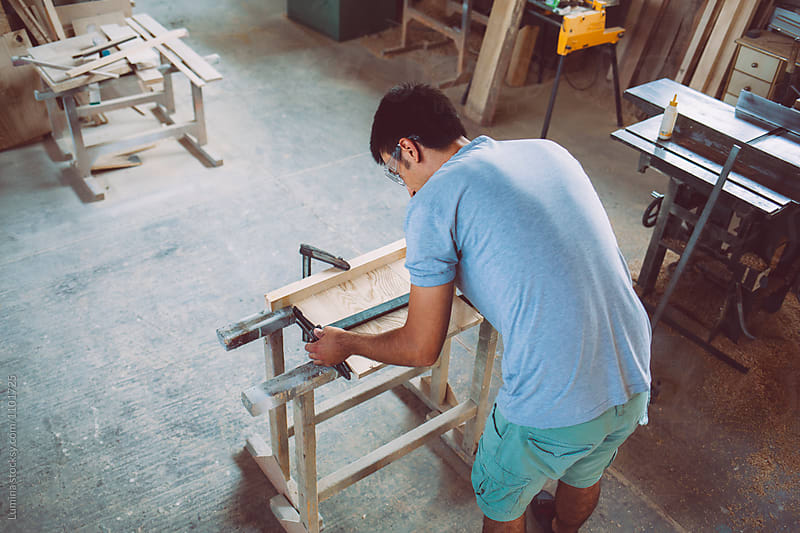 Carpenter Preparing Board Gluing Machine
