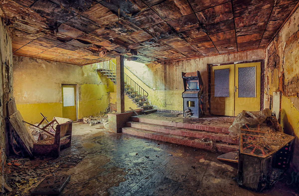 abandoned room with slot maschine