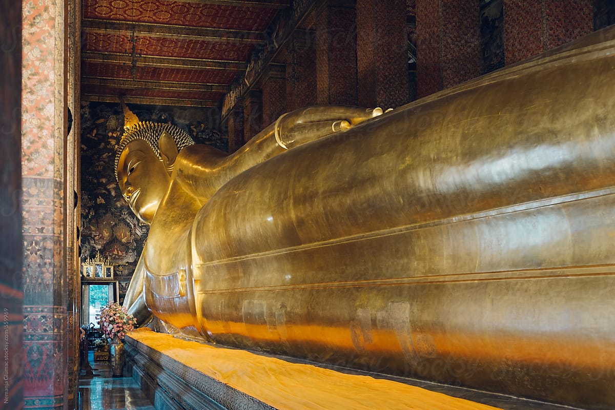Sculpture of The Reclining Buddha in Wat Pho Temple