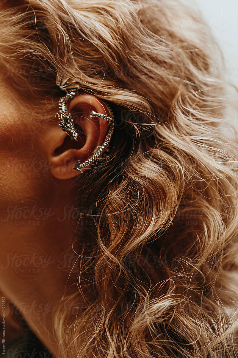 Fashion detail - Anonymous woman with wavy hair