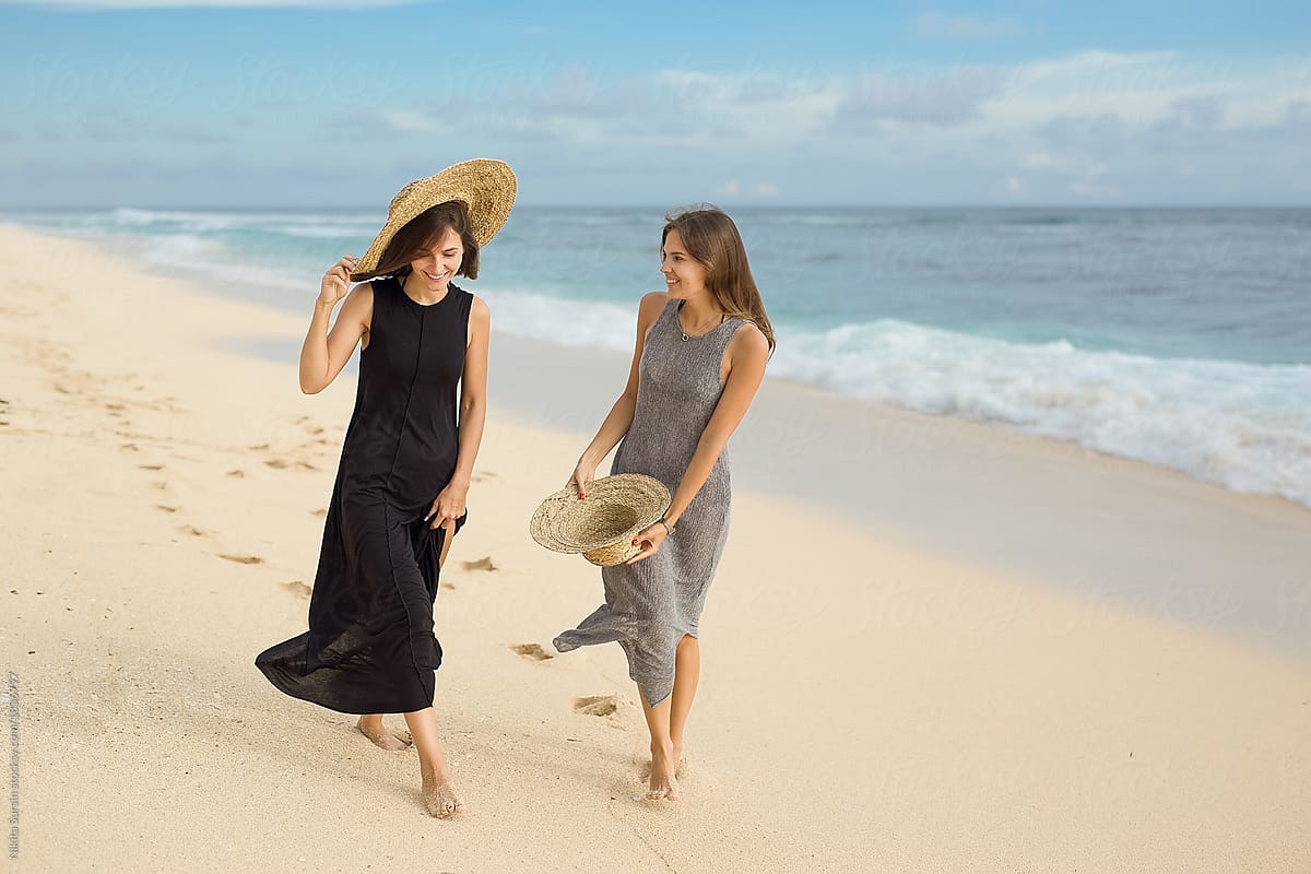 «Two Carefree Girlfriends Walking On The Beach» del colaborador de ...