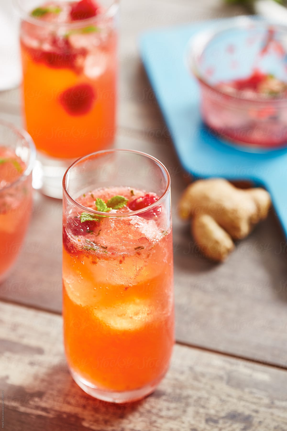 Raspberry fizz cocktail