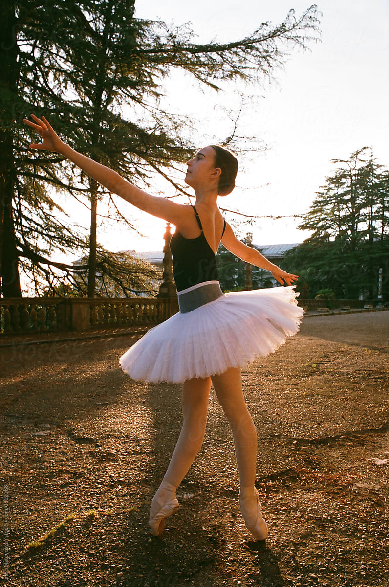 Ballet-dancer Bw - Ballet Poses On The Floor, HD Png Download , Transparent  Png Image - PNGitem