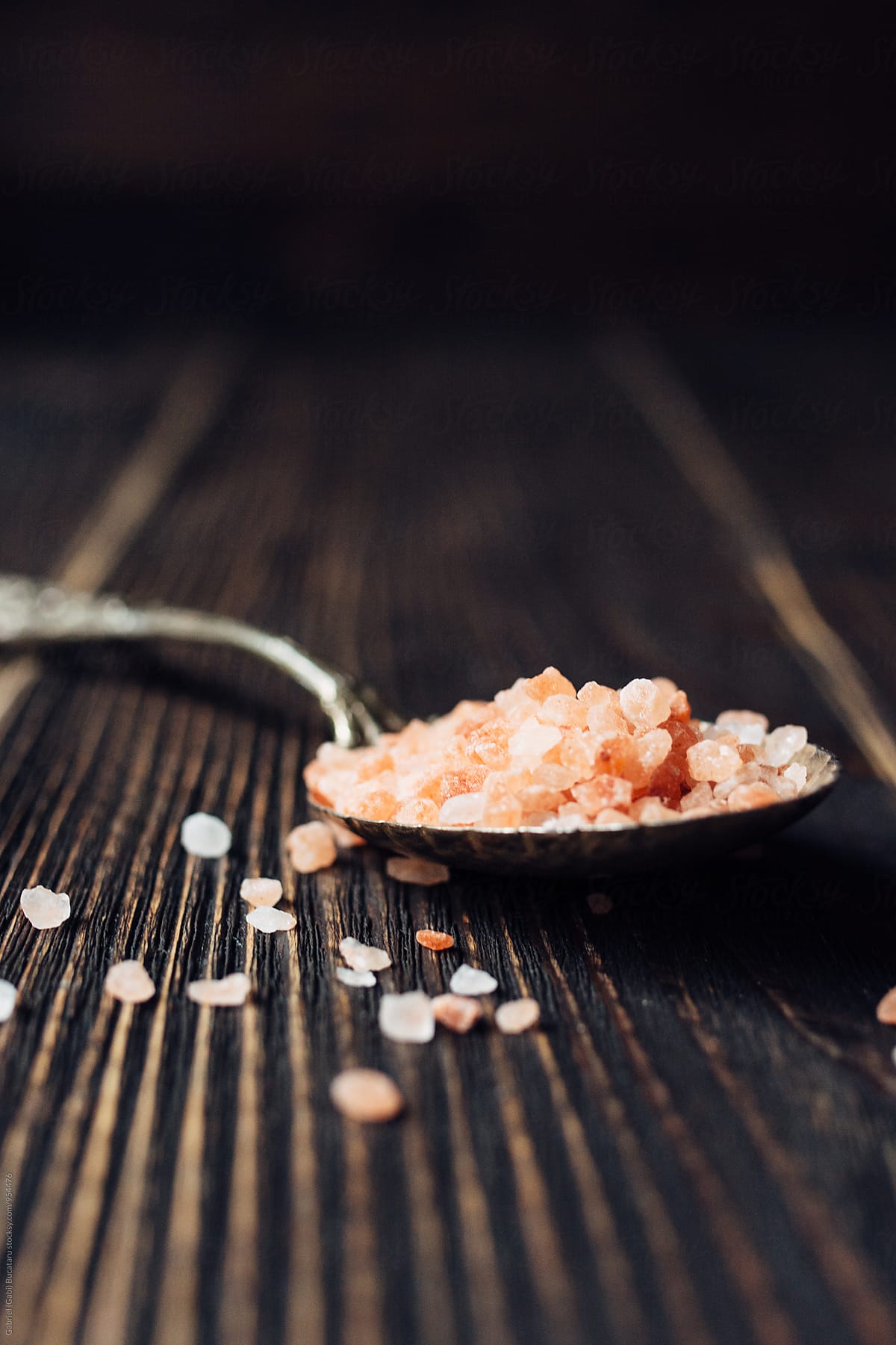 Pink Himalayan salt in a spoon
