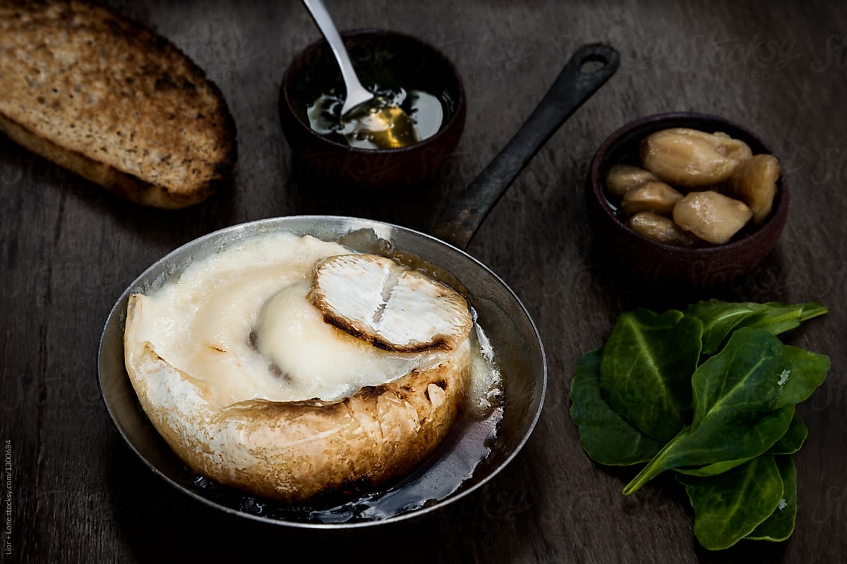 Melted camembert cheese with garlic confit and bread