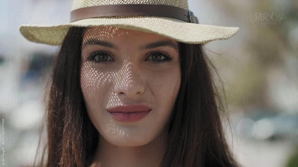Beautiful Brunette Girl With Plump Lips In Hat Del Colaborador De 
