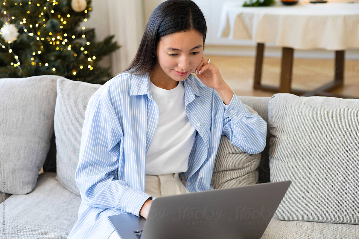 Digital Holiday Convenience: Woman\'s Online Gift Shopping