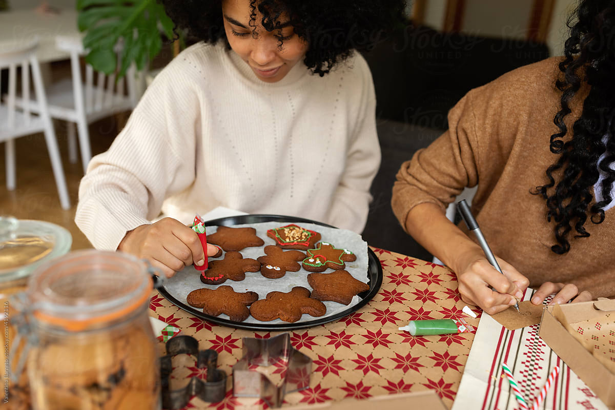 Friends decorating gingerbread