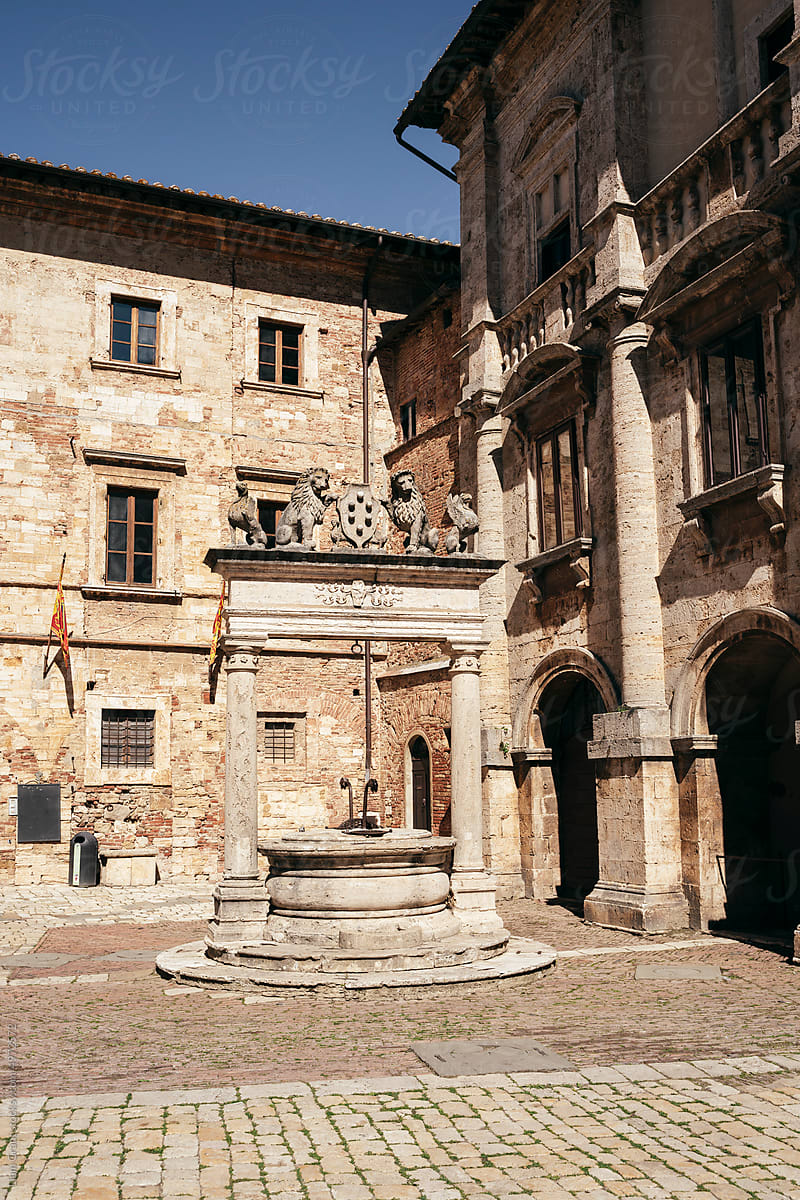 Montepulciano well in Piazza Grande