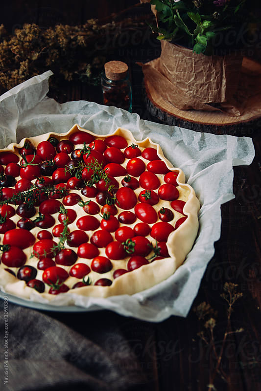 Vegan quiche with cherry tomatoes, tofu and thyme