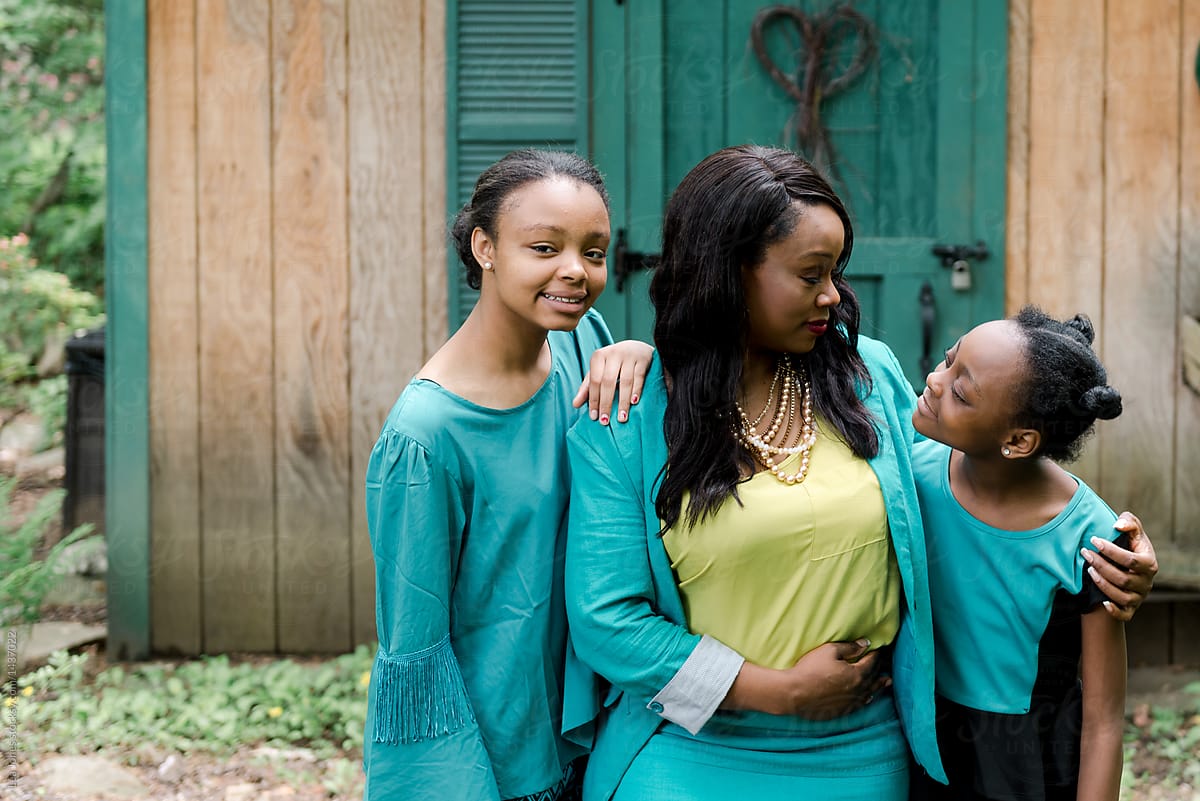 African American Mom And Two Teen Daughters Del Colaborador De