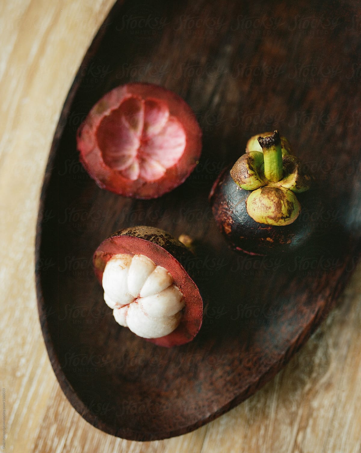 The cut mangosteen lies on a tray