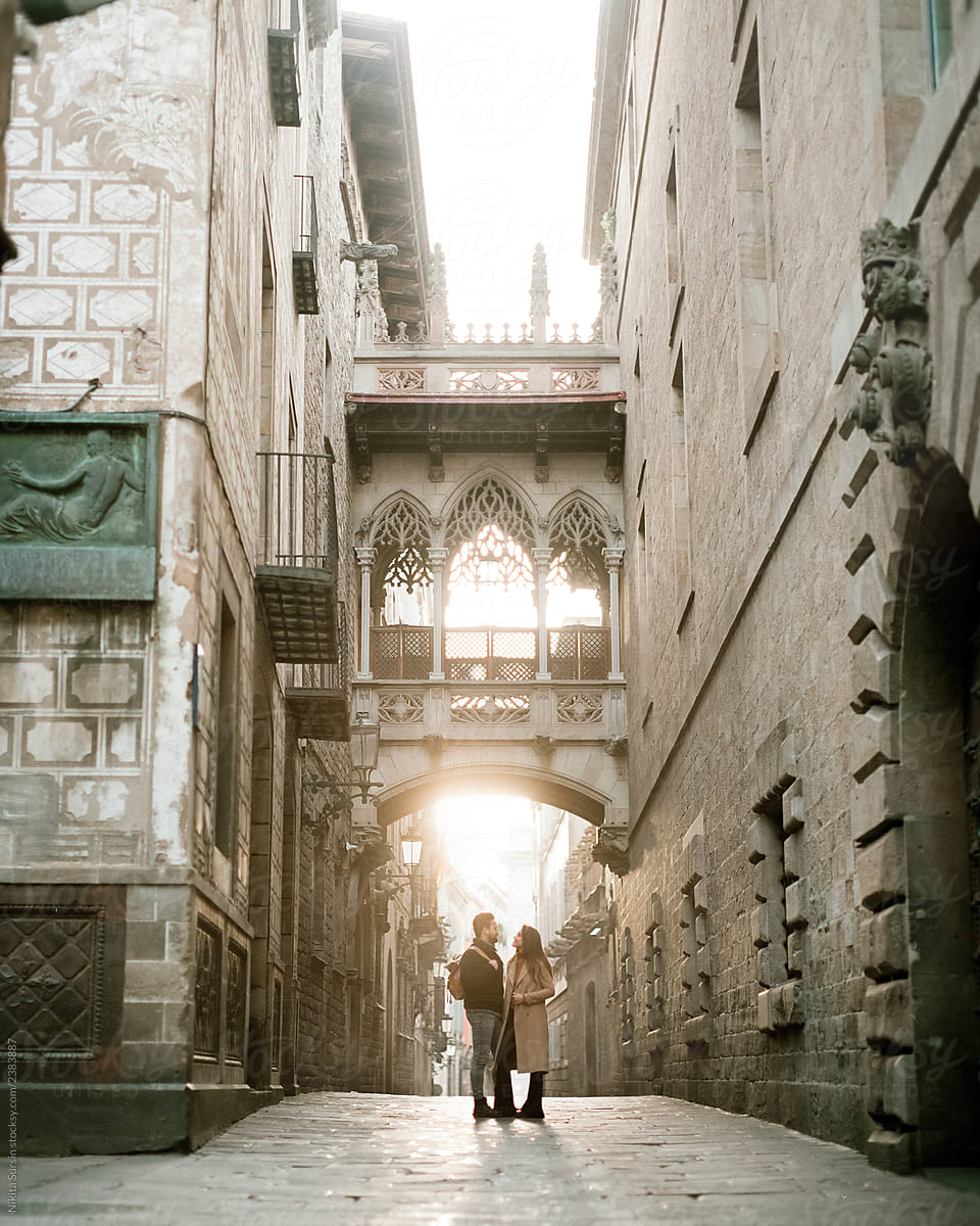 lovers posing in the ancient streets of Barcelona