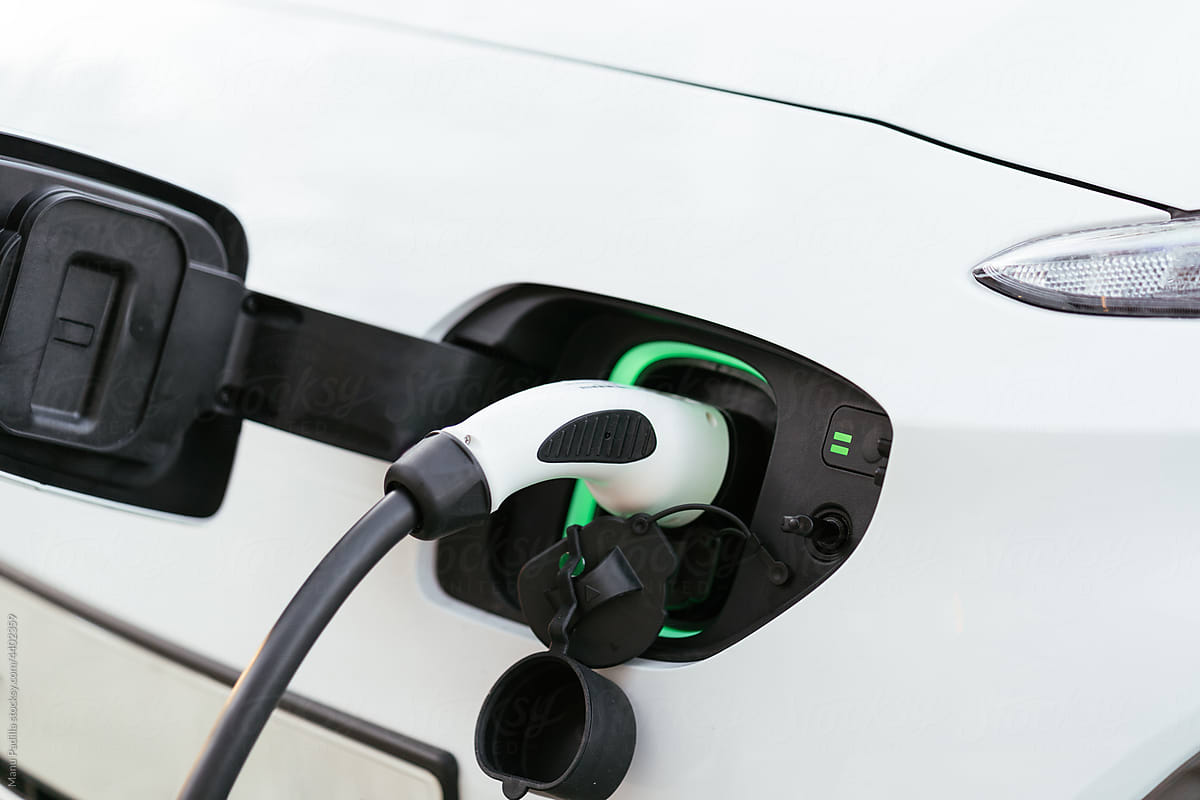 Power supply connected to electric car for charge