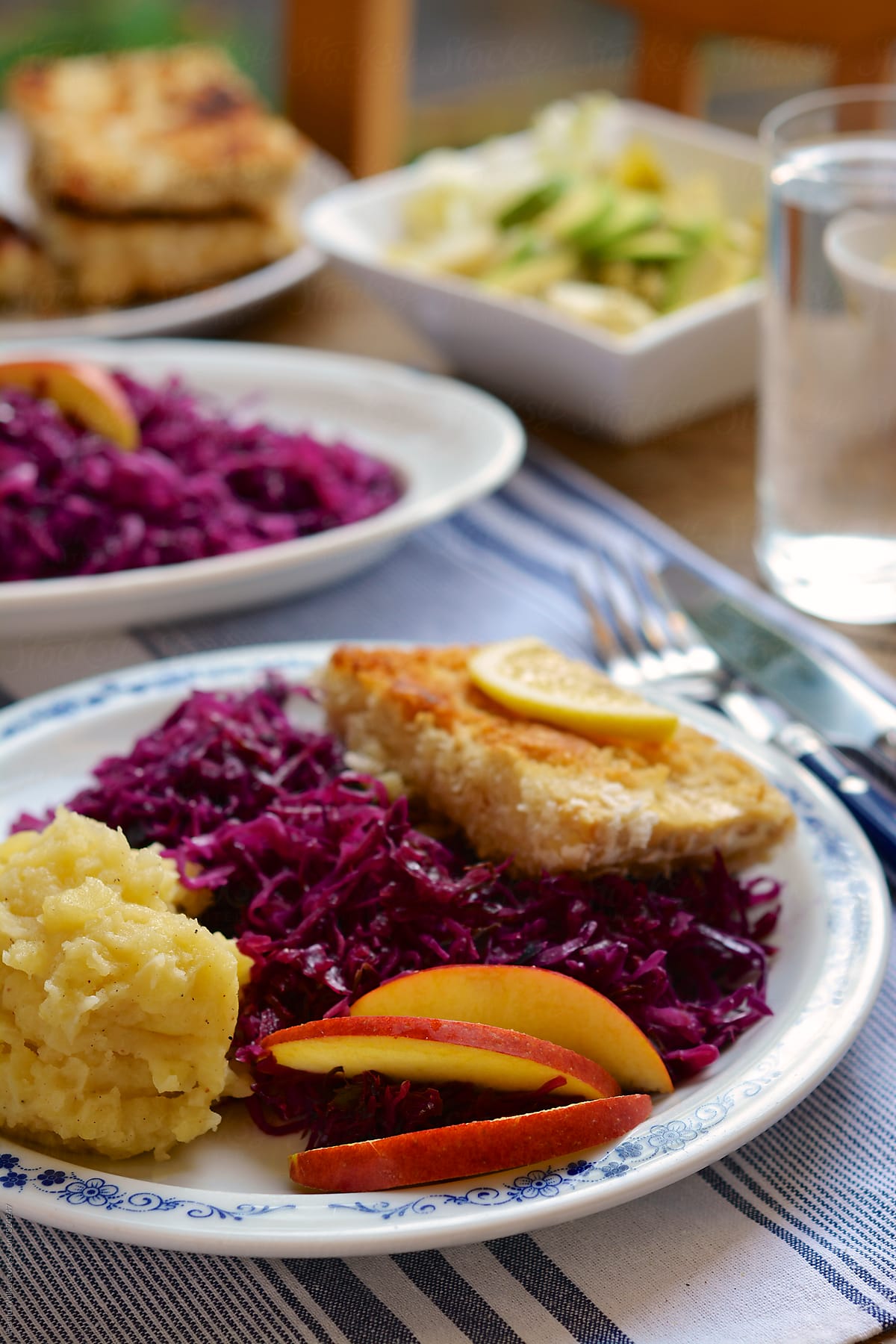 Red cabbage, mashed potatoes and tempeh schnitzel
