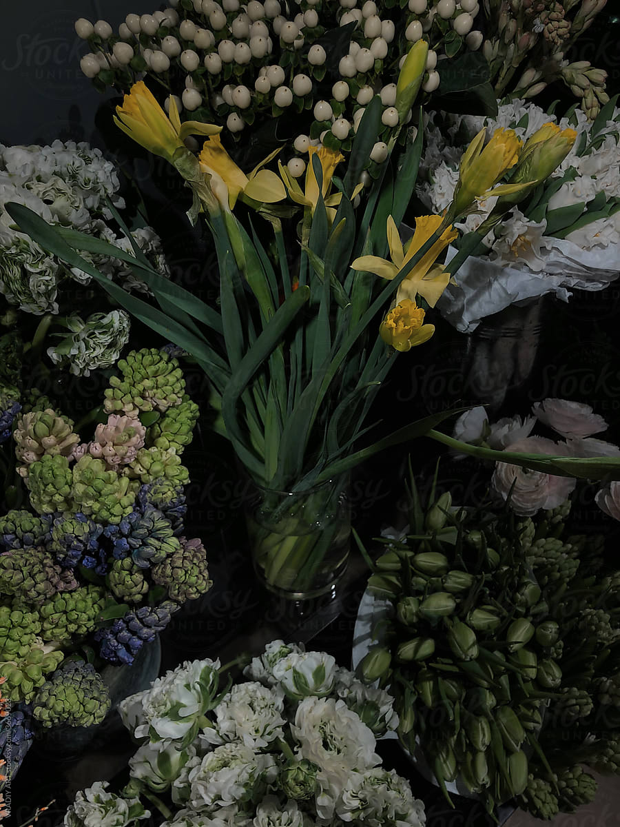 Minimalist bouquets of flowers