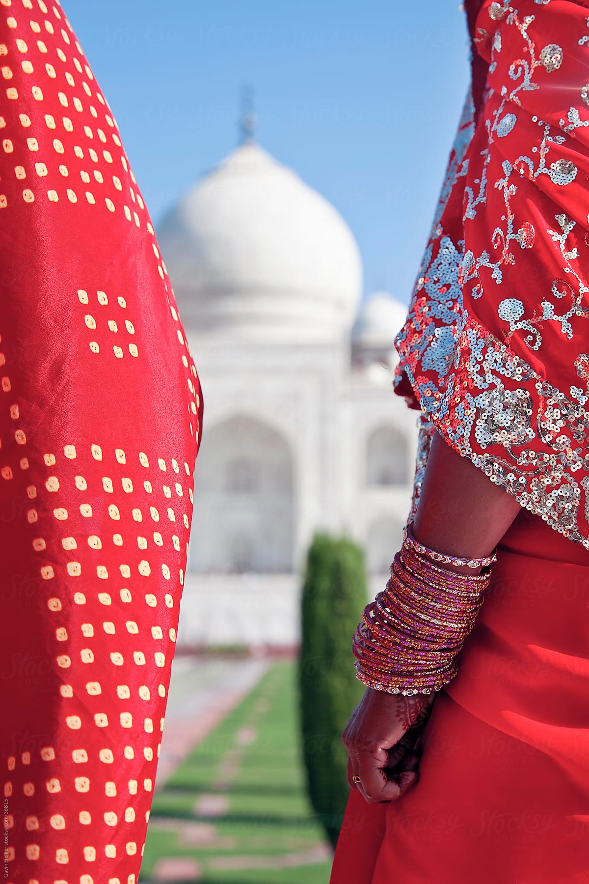Taj Mahal, UNESCO World Heritage Site, Women in colourful Saris, Agra, Uttar Pradesh state, India, Asia