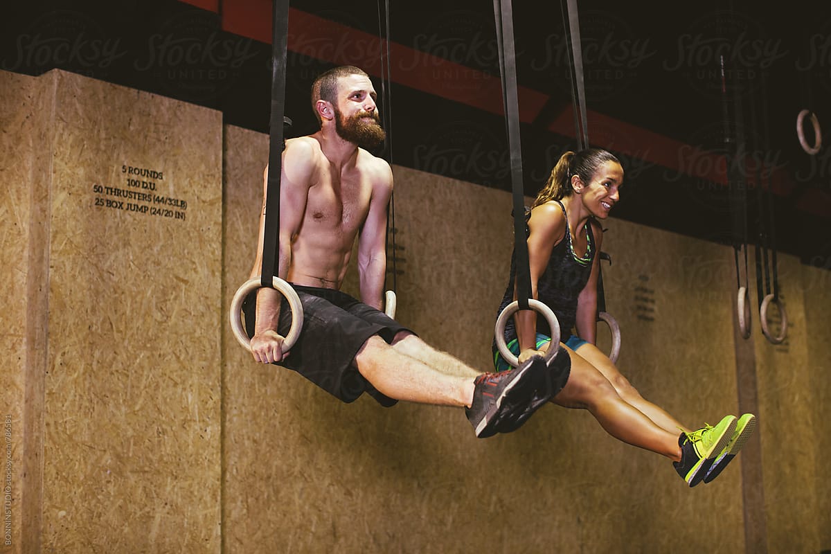 «couple Training With Rings In A Gym Box Del Colaborador De Stocksy