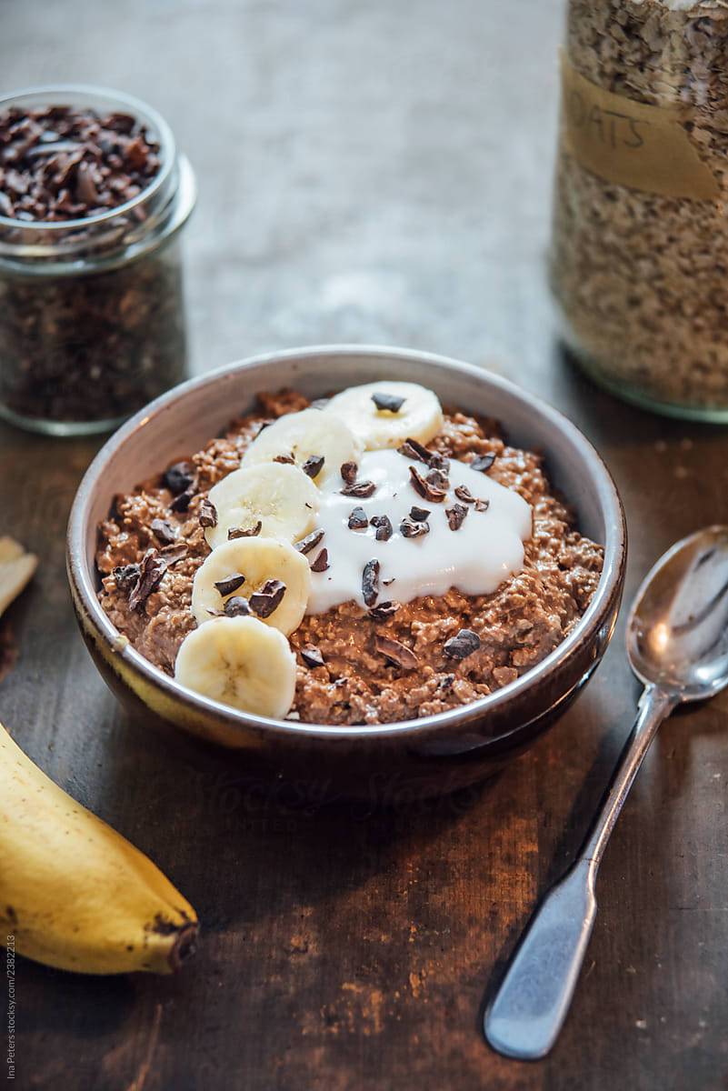 Food: Vegan overnight oats with cacao, banana and coconut yogurt
