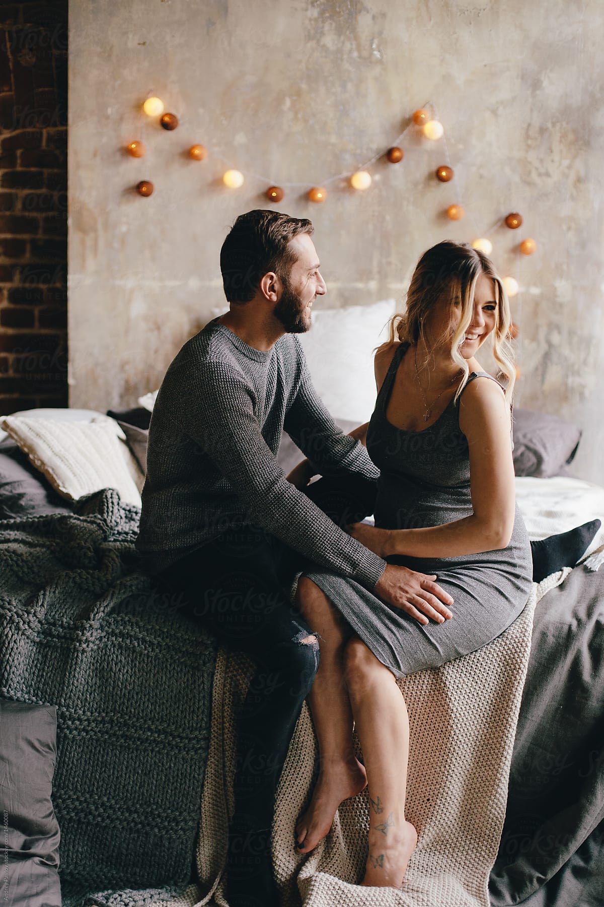 385 foto e immagini di Young Romantic Couple Sitting In Bed Portrait -  Getty Images