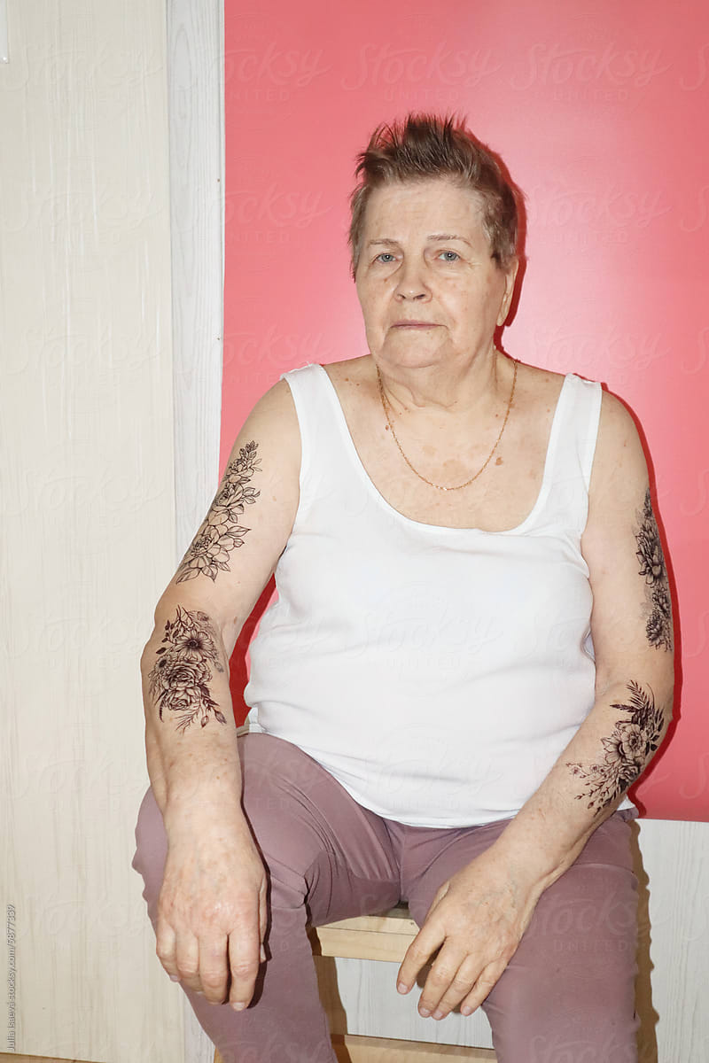 Style and life experience: Portrait of a mature woman with tattoos