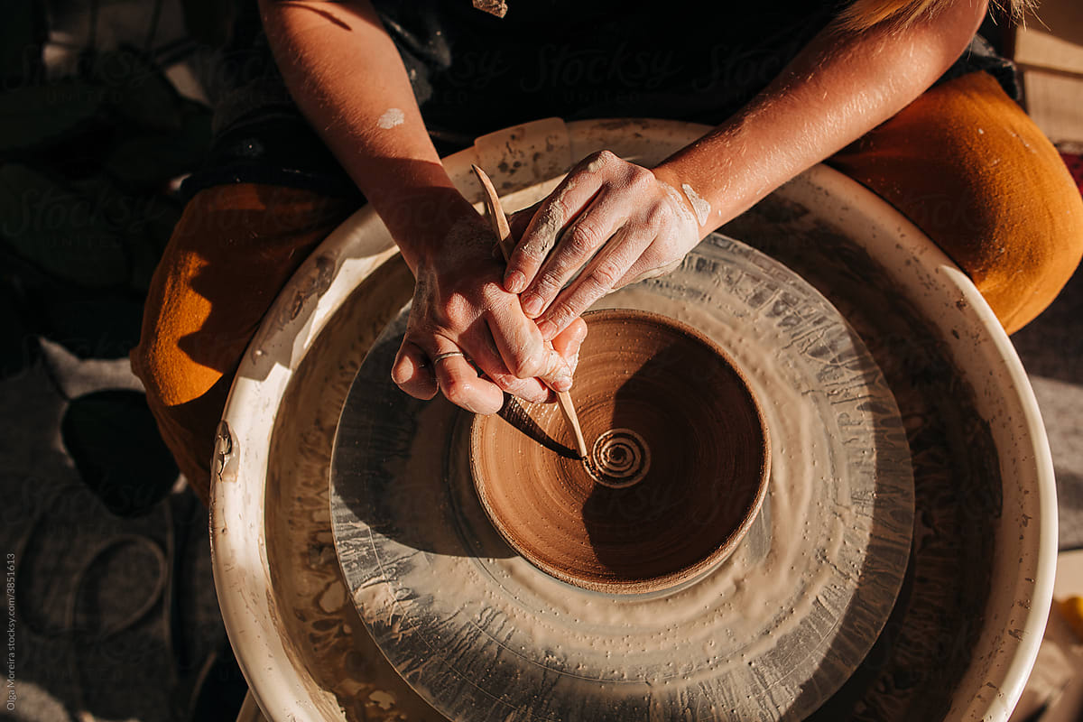 Process of decorating a plate on a pottery wheel