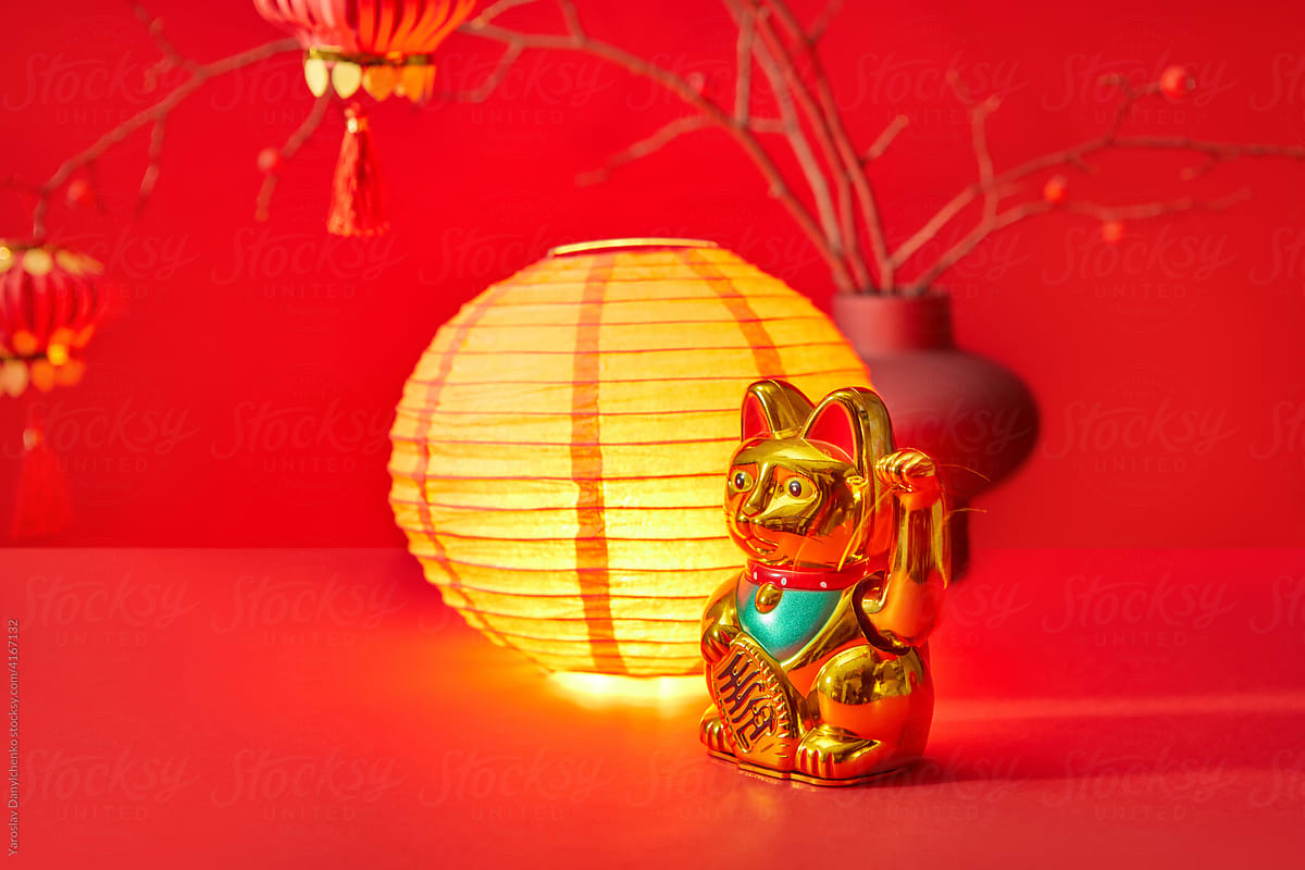 Waving cat and yellow lantern