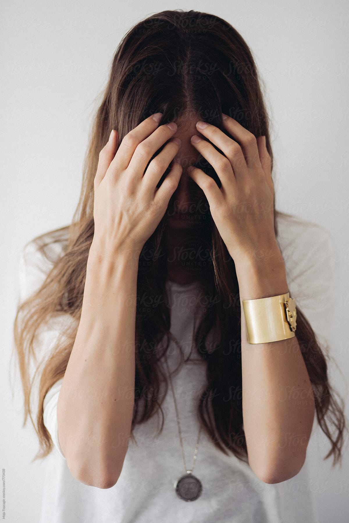 Young Beautiful Woman With Long Brown Hair Covering Her Face With Hands Del Colaborador De