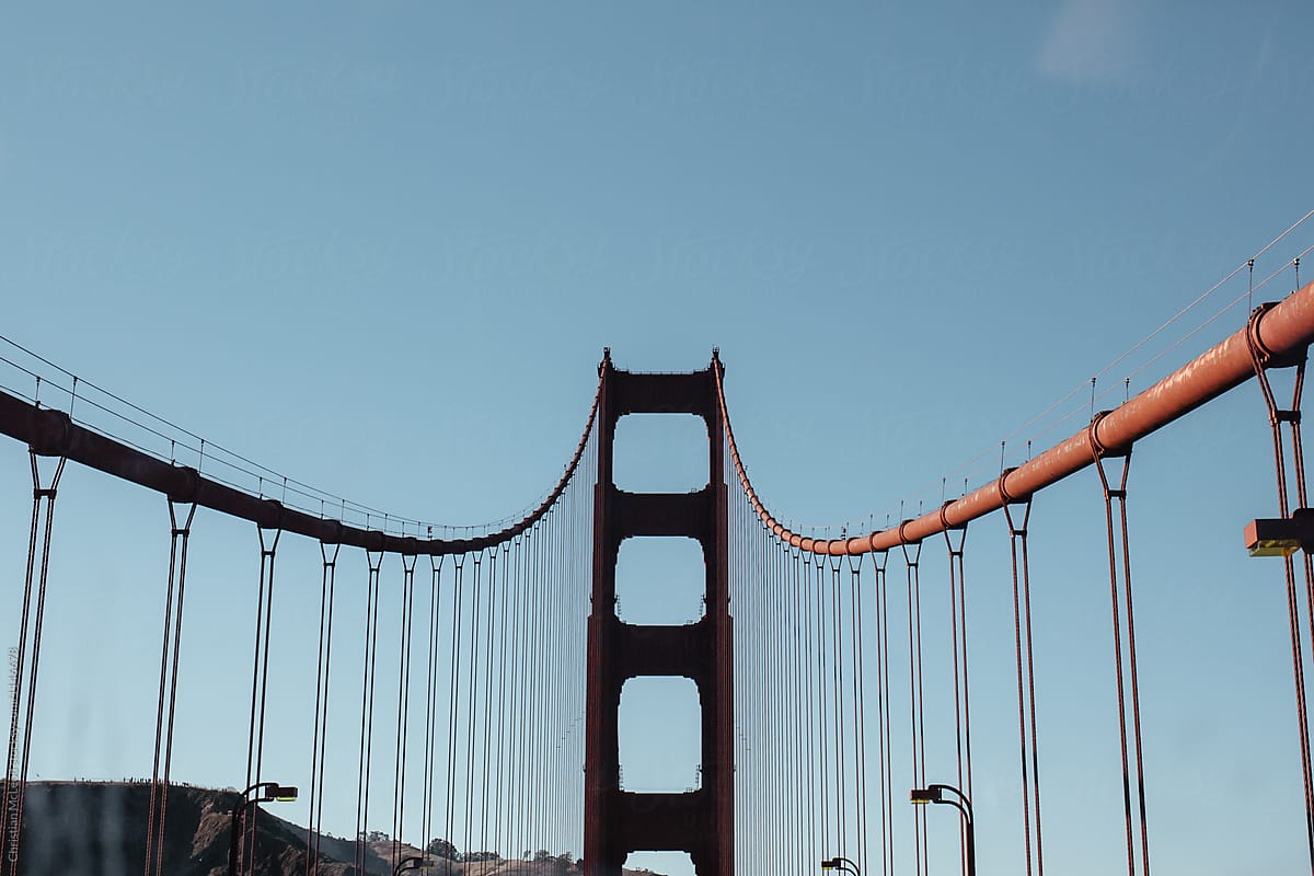 symetrical view of the Golden Gate bridge