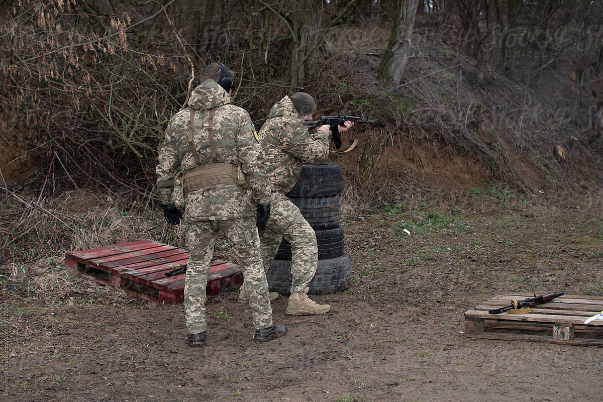 A Ukrainian soldier trains in shooting at a shooting range