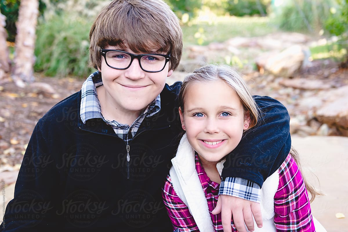 siblings poses...great idea for beloved | Brother photography poses,  Sibling photography poses, Family photo pose