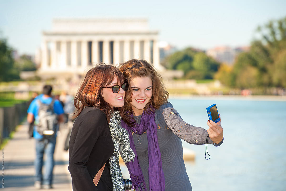 Tourists take photo by Lincoln Memorial with Compact Camera