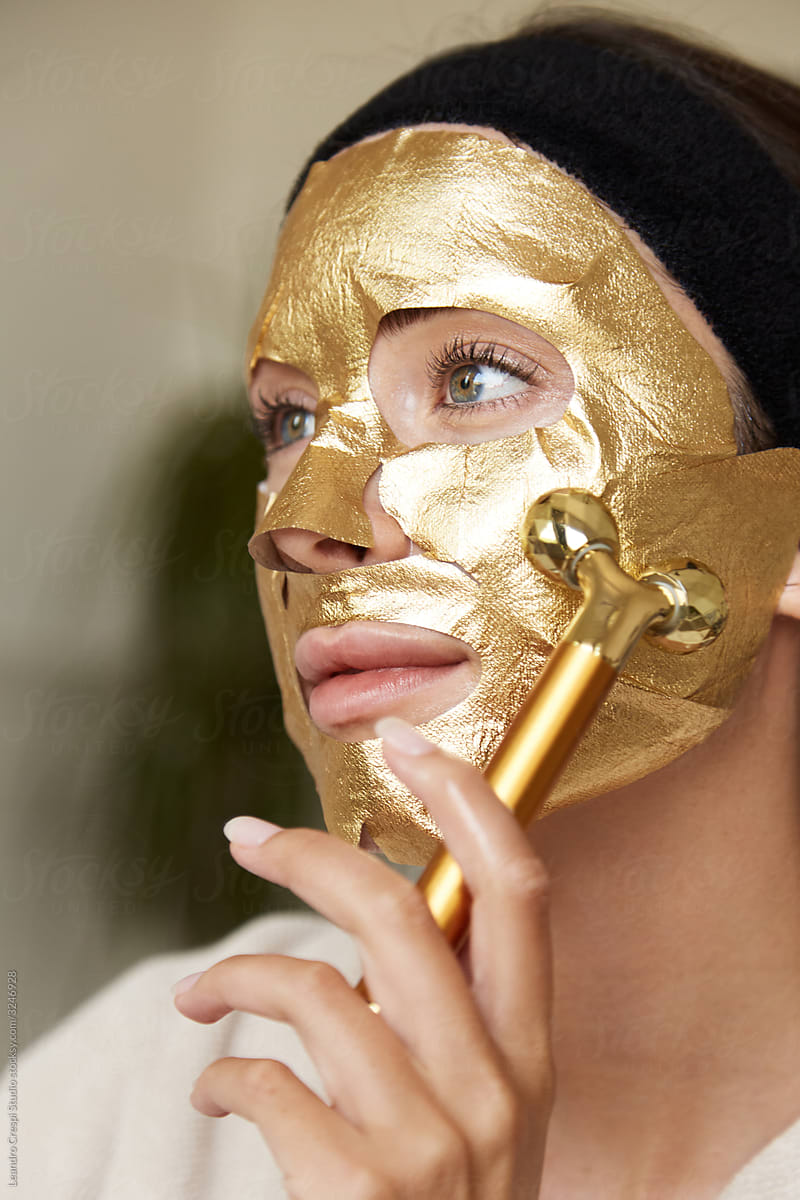 Golden roller and foil face mask