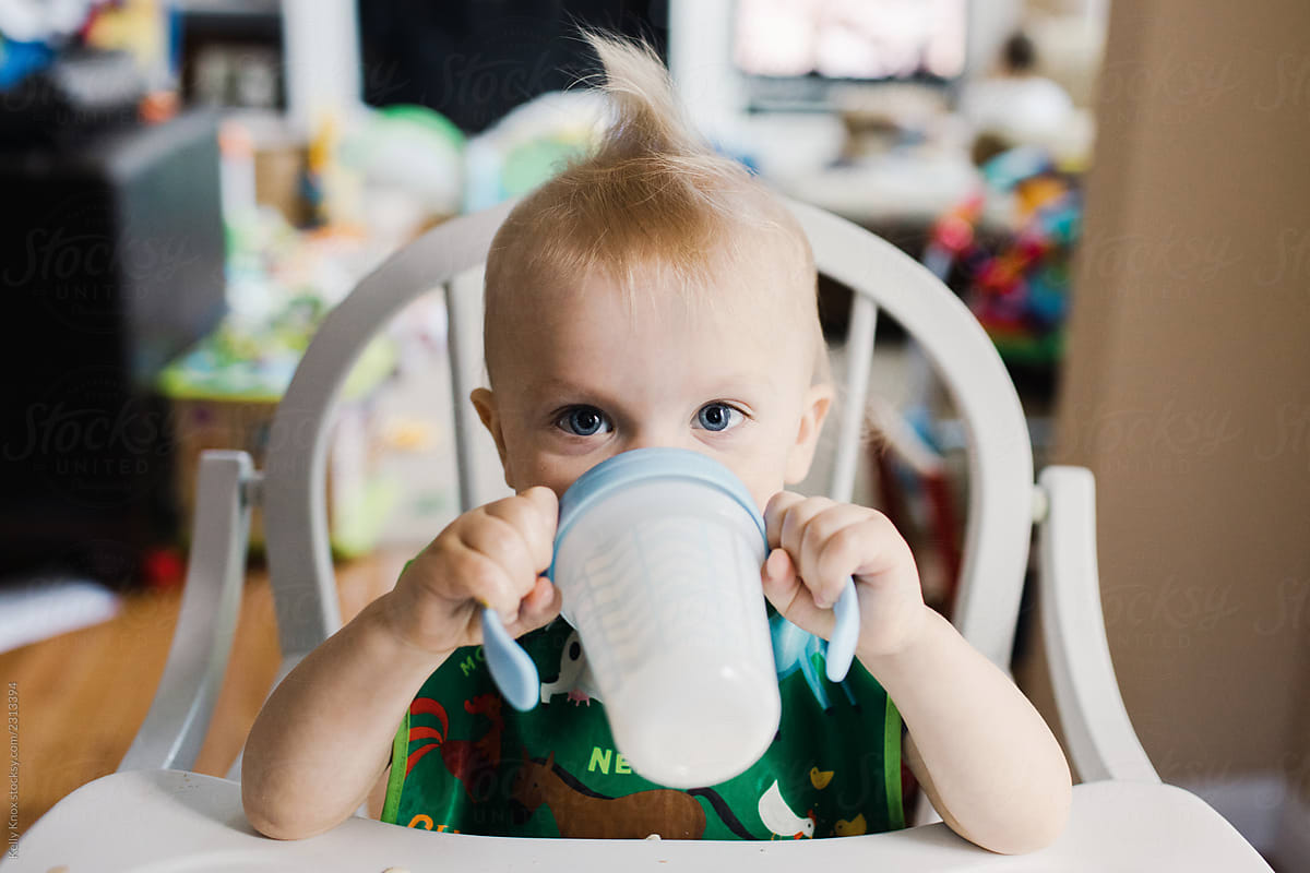toddler drinking milk
