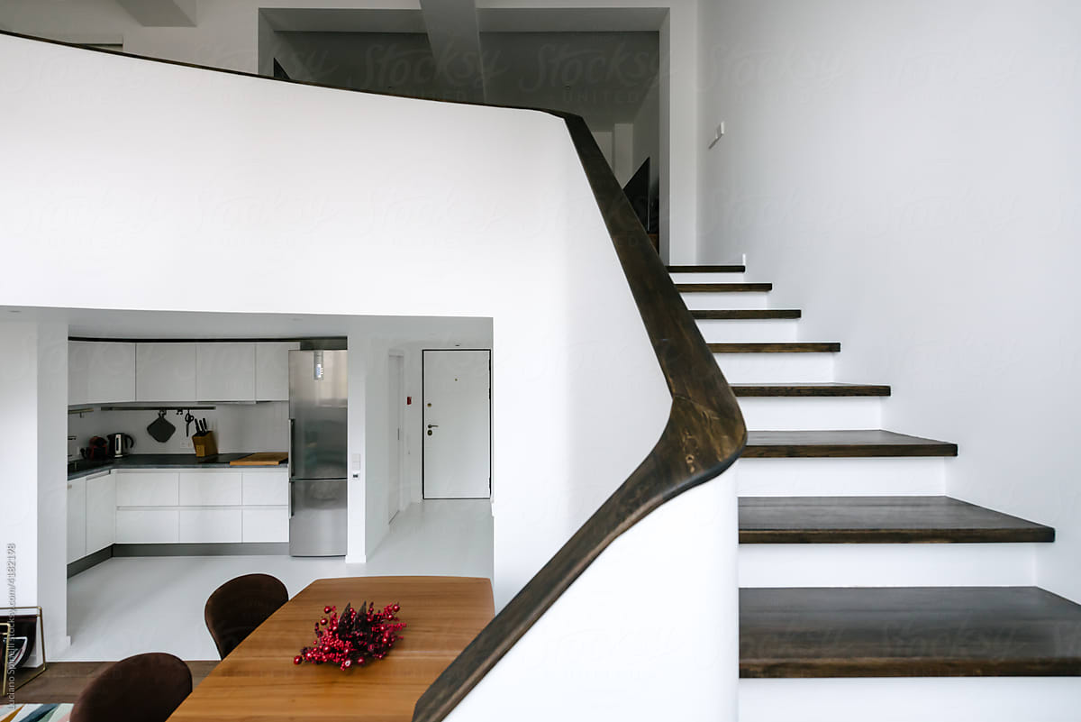 Curved staircase in a duplex flat