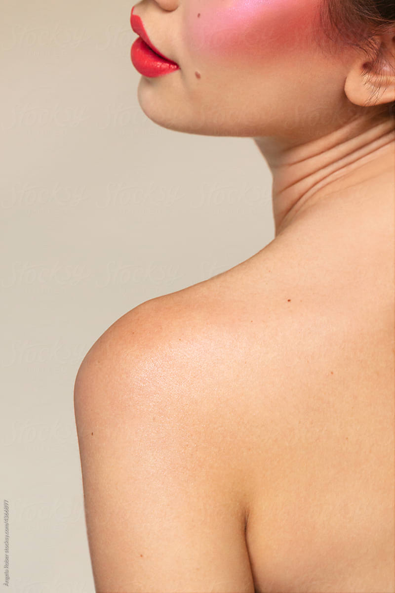 Detail of a woman's naked shoulder