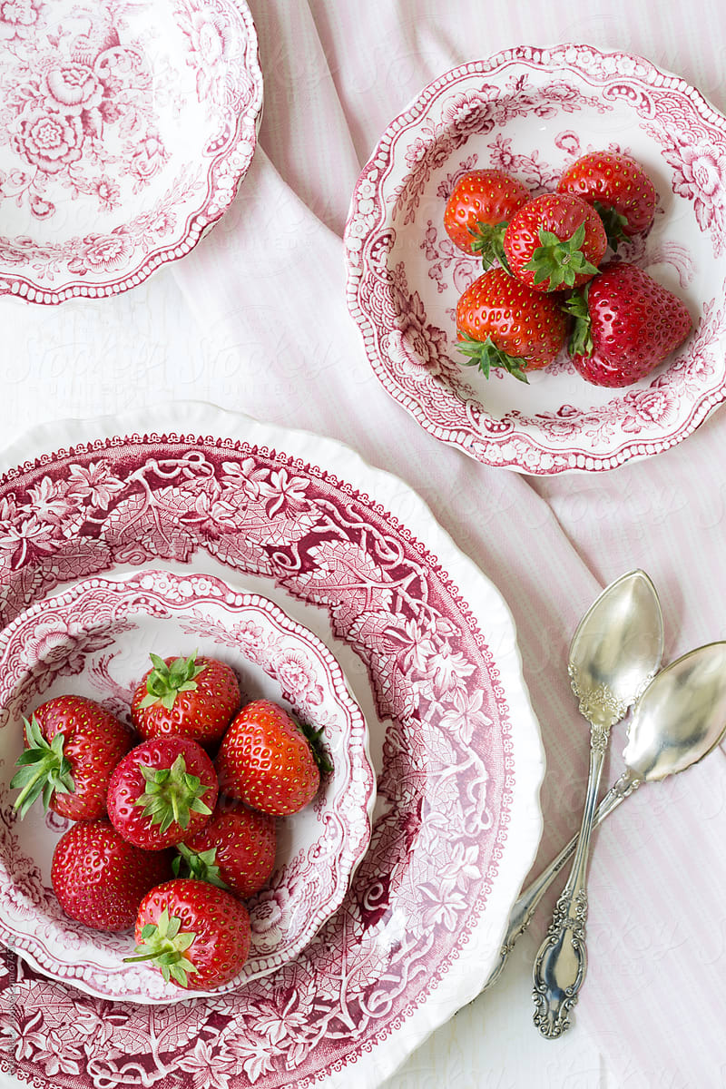 «Strawberries In A China Bowl» del colaborador de Stocksy «Ruth Black ...
