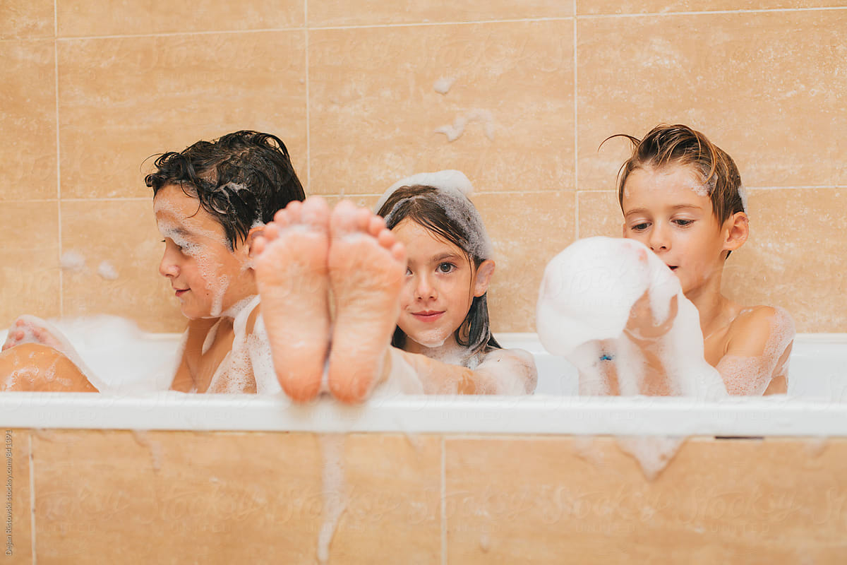 Rüyada Yabancı Birini Evde Banyo Duş Yaparken Gizlice Görmek