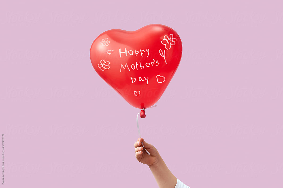 Heart-shaped Happy Mother\'s day balloon.