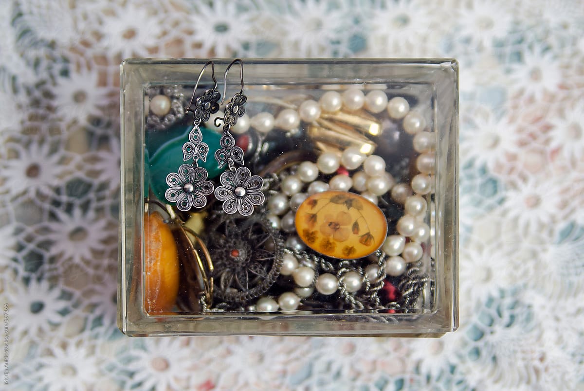 Lot of jewelry in glass box