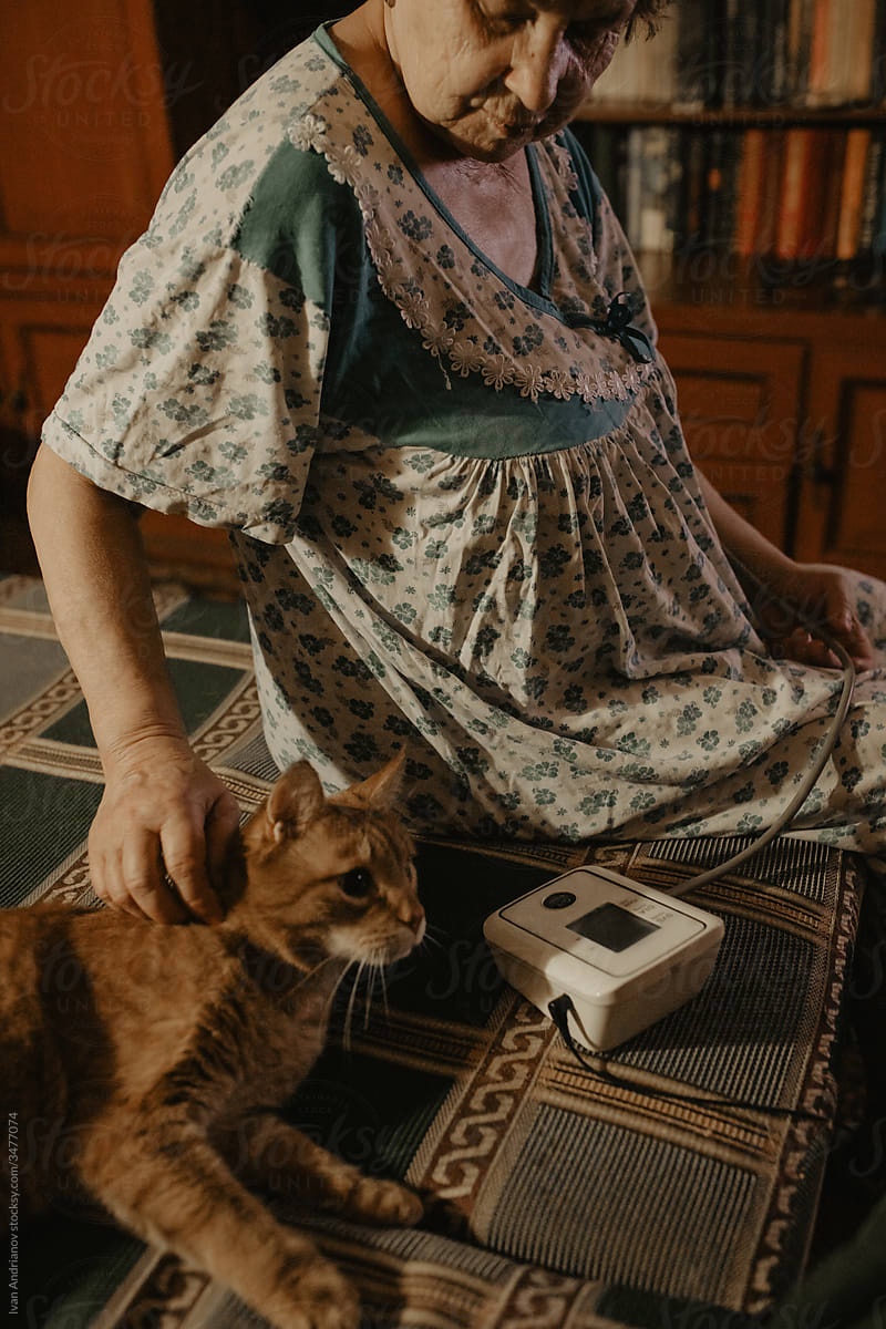 Grandmother measures blood pressure at home