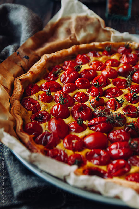 Vegan quiche with cherry tomatoes, tofu and thyme