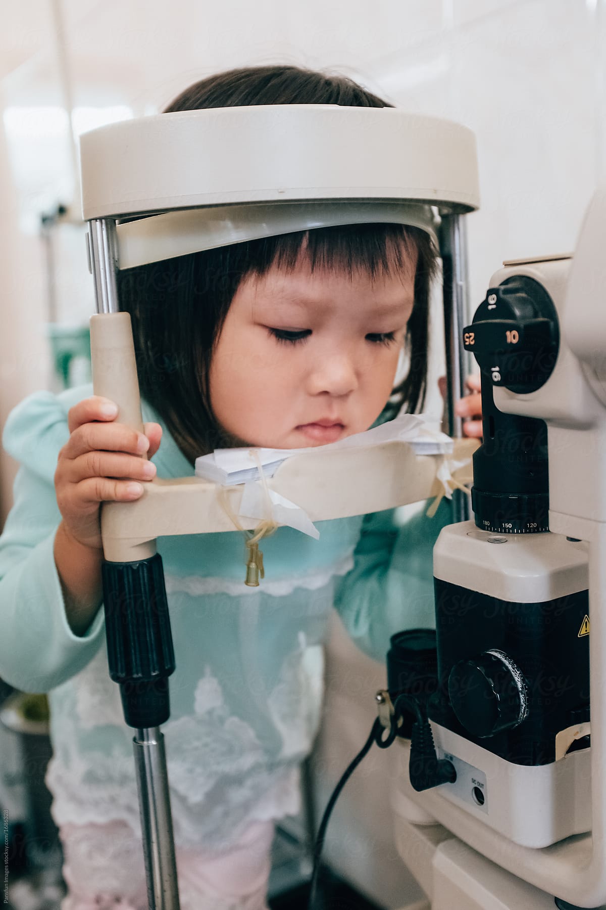 Asian little girl examine the eyes